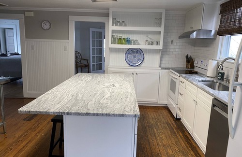 Morehead City Casa | Bungalow clásico con vistas al agua, se admiten perros y 3 cuadras a pie del centro