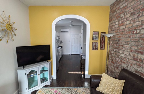 Touro Apartamento | Classic Cozy 1-bedroom Uptown Shotgun w/ Patio in New Orleans