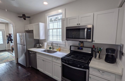 Touro Apartamento | Classic Cozy 1-bedroom Uptown Shotgun w/ Patio in New Orleans