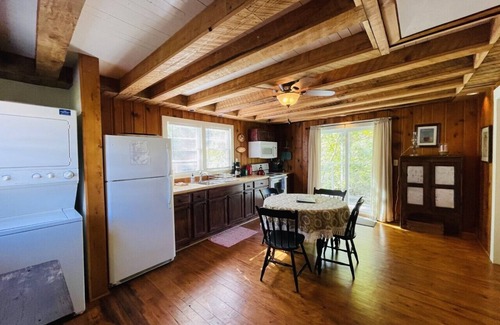 Hot Springs Cabaña | Classic Romantic Creek View D/T Cottage~ Walk to town & AT ~Relax on the Porch