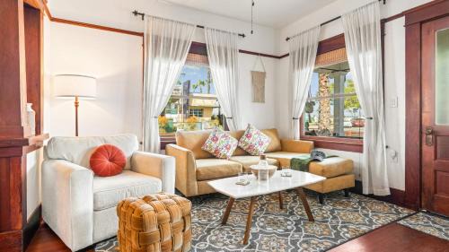 City Heights Casa | Classic San Diego Home w Outdoor Lounge Vintage Charm Casa Craftsman by Avantstay