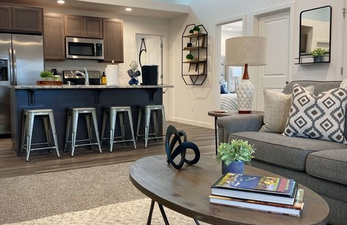 Benton County Apartamento | Classy, Cozy Condo, Ideal 4 Long Stays!