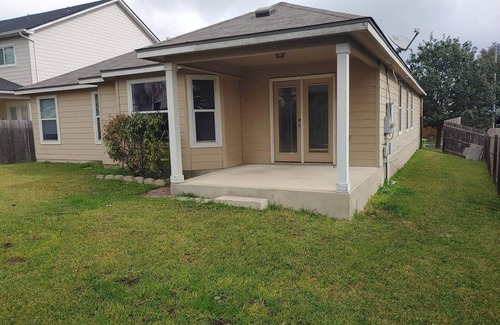Medina Valley Casa | Clean 3 bedroom 2 bath residential home