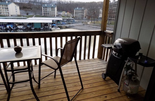 Village of Four Seasons Condominio | Limpio y actualizado 1 dormitorio 1 baño LAKEFRONT!