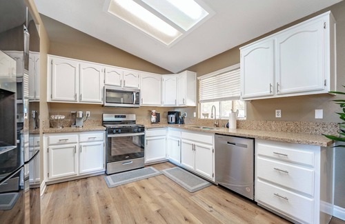 Victorville Casa | CLEAN & COMFORTABLE 3BDS /2 BTHS HOME. CENTRALLY LOCATED NEAR ALL CONVENIENCES.
