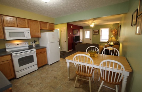 Monticello Condominio | Limpio, cómodo, actualizado condominio de 2 habitaciones y 1 baño con vista a la piscina.