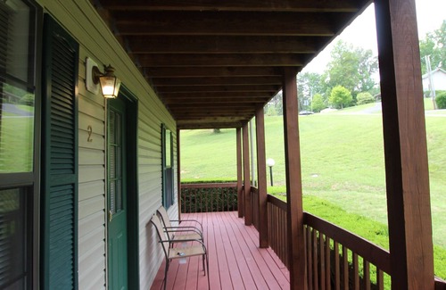 Monticello Condominio | Limpio, cómodo, actualizado condominio de 2 habitaciones y 1 baño con vista a la piscina.