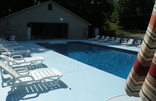 Monticello Condominio | Limpio, cómodo, actualizado condominio de 2 habitaciones y 1 baño con vista a la piscina.