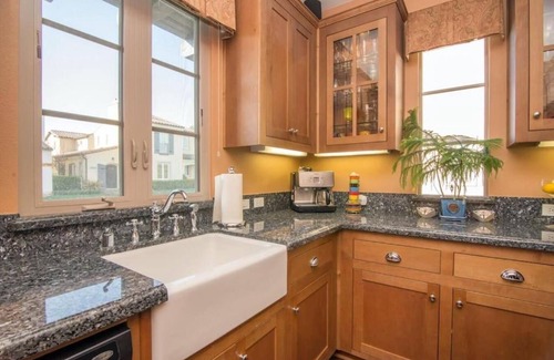 Newhall Casa | CLEAN FURNISHED PRIVATE MASTER BEDROOM - NEAR PUBLIC TRANSIT