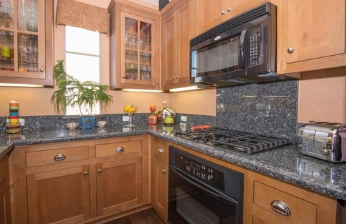 Newhall Casa | CLEAN FURNISHED PRIVATE MASTER BEDROOM - NEAR PUBLIC TRANSIT