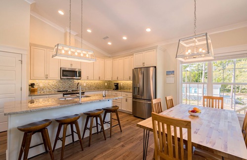 Tranquil Harbour Casa | Clean home on quiet street/Walk to beach & shops/Small, non-shedding dogs