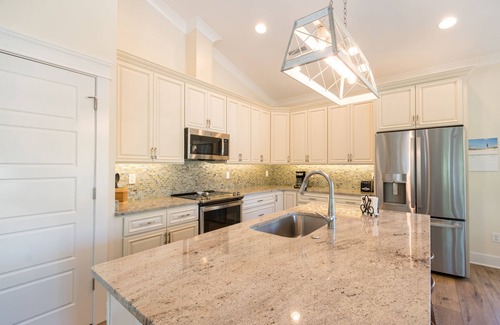 Tranquil Harbour Casa | Clean home on quiet street/Walk to beach & shops/Small, non-shedding dogs