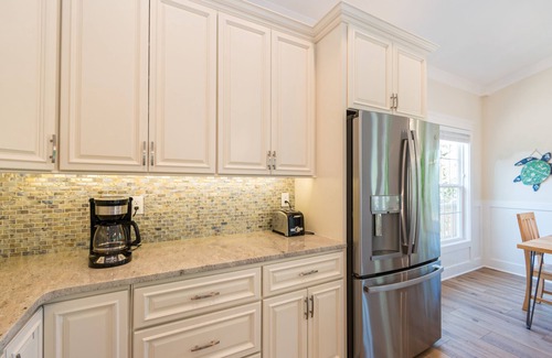 Tranquil Harbour Casa | Clean home on quiet street/Walk to beach & shops/Small, non-shedding dogs