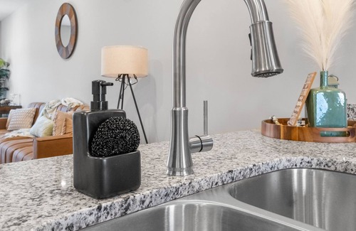 Clarksville Casa | Clean Jungle-Themed w/ King Bed, 30 mins to Nashville, Safe