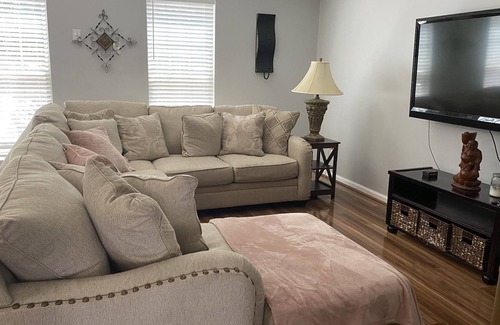 Union City Casa | Clean, Neat & Cozy Townhouse 15 min from Atlanta airport