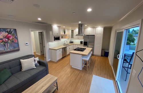 Burbank Condominio | Clean Penthouse with Balcony