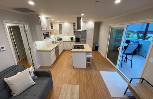 Burbank Condominio | Clean Penthouse with Balcony