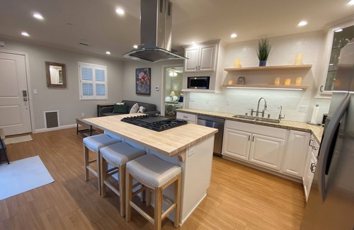 Burbank Condominio | Clean Penthouse with Balcony