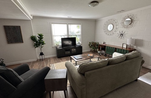 Wade Hampton Apartamento | Clean, relaxing, cozy studio near the heart of Greenville, SC.