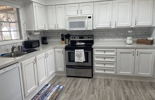Fort McCoy Casa | Clean renovated LAKEFRONT home on spring fed Lake Kerr in Ocala National Forest.
