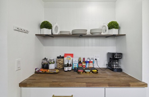 Joslyn Castle Casa | Clean Stylish Omaha Midtown Abode