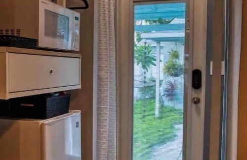 Wilton Manors Apartamento | Clean, tropical, private room, bath, and patio in the heart of Wilton Manors.