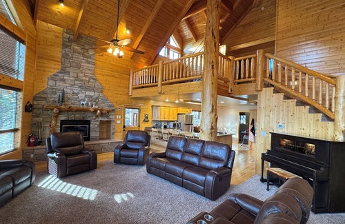 Mammoth Creek Cabina | Clear Creek Cabin-Private 4 Acre Creekside Retreat with Beautiful Mountain Views