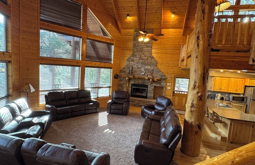 Mammoth Creek Cabina | Clear Creek Cabin-Private 4 Acre Creekside Retreat with Beautiful Mountain Views