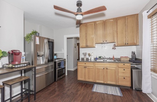 Little Italy Apartamento | Cleveland Rocks-Little Italy! Massage chair/Hot tub #3