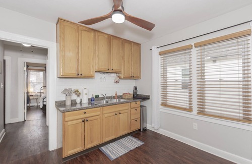 Little Italy Apartamento | Cleveland Rocks-Little Italy! Massage chair/Hot tub #3