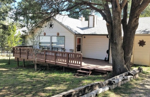Ruidoso Downs Casa | Entrada de nivel agradable, cabina de un solo nivel, cubiertas delantera y trasera, cerca de la ciudad