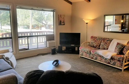 Ruidoso Downs Casa | Entrada de nivel agradable, cabina de un solo nivel, cubiertas delantera y trasera, cerca de la ciudad