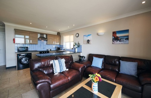 Pendine Cabaña | Cliff Haven, Seaside apartment with stunning views