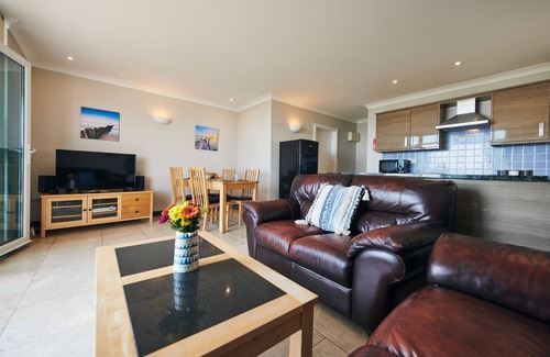 Pendine Cabaña | Cliff Haven, Seaside apartment with stunning views