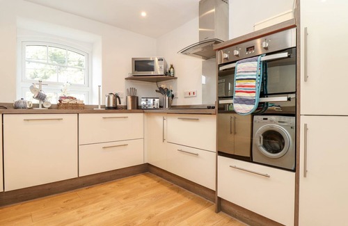 Trebarwith Strand Cabaña | CLIFFSIDE, family friendly, character holiday cottage in Tintagel