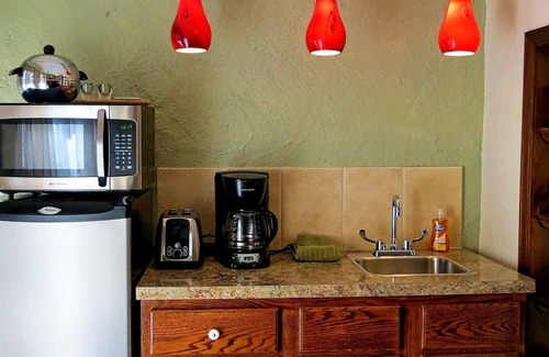 Eureka Springs Historic District Apartamento | CLIFFSIDE SUITE, JACUZZI, BALCONY, ONLY HOTEL WITH PARKING LOT RIGHT DOWNTOWN.