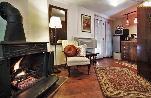 Eureka Springs Historic District Apartamento | CLIFFSIDE SUITE, JACUZZI, BALCONY, ONLY HOTEL WITH PARKING LOT RIGHT DOWNTOWN.