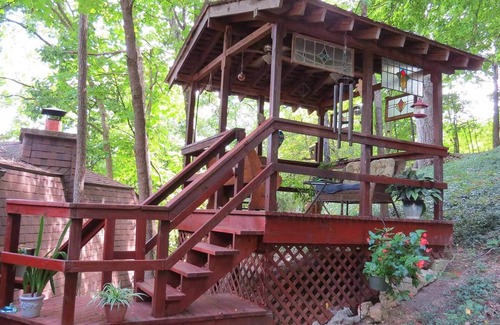 Eureka Springs Historic District Apartamento | CLIFFSIDE SUITE, JACUZZI, BALCONY, ONLY HOTEL WITH PARKING LOT RIGHT DOWNTOWN.