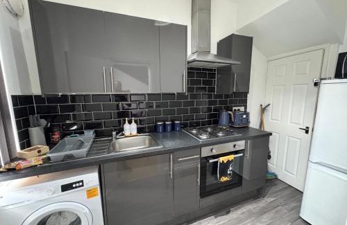 Harehills Casa | Cliffton House, Sleeps 5, Parking,Netflix, WiFi, Only 6 min to City
