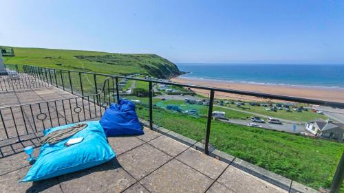 Putsborough Apartamento | Clifton Court Apt 16 with Indoor Heated Pool & Sea Views