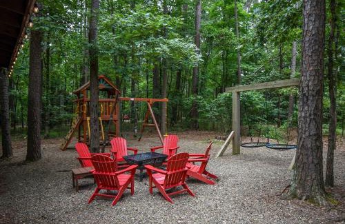 Broken Bow Casa | Close to All, Mini Golf, Hot Tub, Fire-Pit, Swing Set