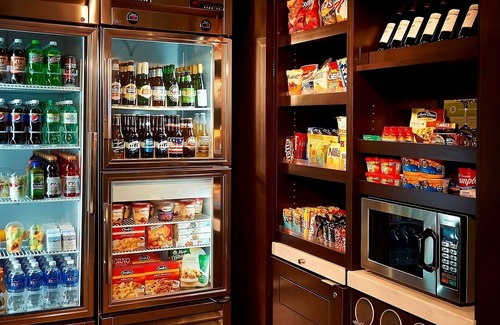 West Dundee Casa | Close to Attractions! FREE Parking, Indoor Pool, Minutes Away from Frazier Park!