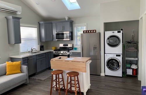 Hawthorne Hills Apartamento | Close to Children's hospital, parks, trails and UW, 1 bed/1 bath