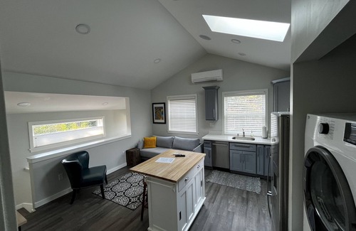 Hawthorne Hills Apartamento | Close to Children's hospital, parks, trails and UW, 1 bed/1 bath