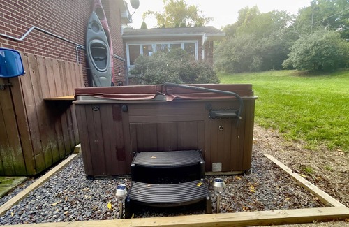 Blacksburg Apartamento | Close to downtown Blacksburg, hot tub, sleeps 7!