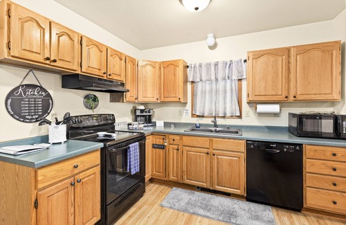 Superior Casa | ⚓️Close to Duluth! Close to Lake Superior! Whole house! Centrally located! ⚓️