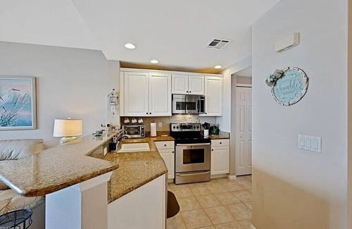 Fort Myers Condominio | ¡DISPONIBLE AHORA Y PARA INVIERNO! Condominio en el primer piso, 3 dormitorios, 2 baños, cerca de las playas del golfo