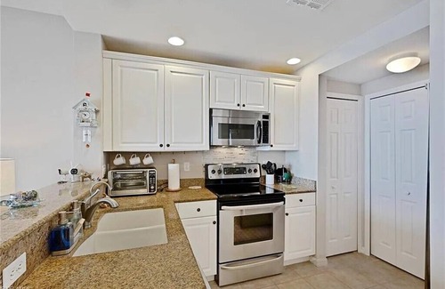 Fort Myers Condominio | ¡DISPONIBLE AHORA Y PARA INVIERNO! Condominio en el primer piso, 3 dormitorios, 2 baños, cerca de las playas del golfo