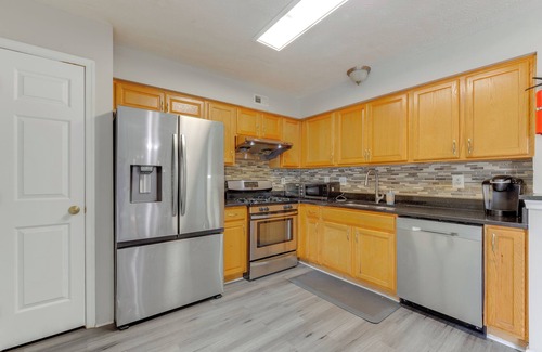 Rossville Casa | Close to Hospital & White Marsh! Rosedale Townhome