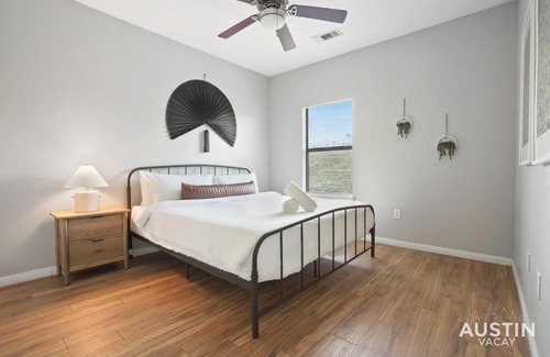 West Campus Apartamento | Close to it All in West Campus 2BR w Free Parking